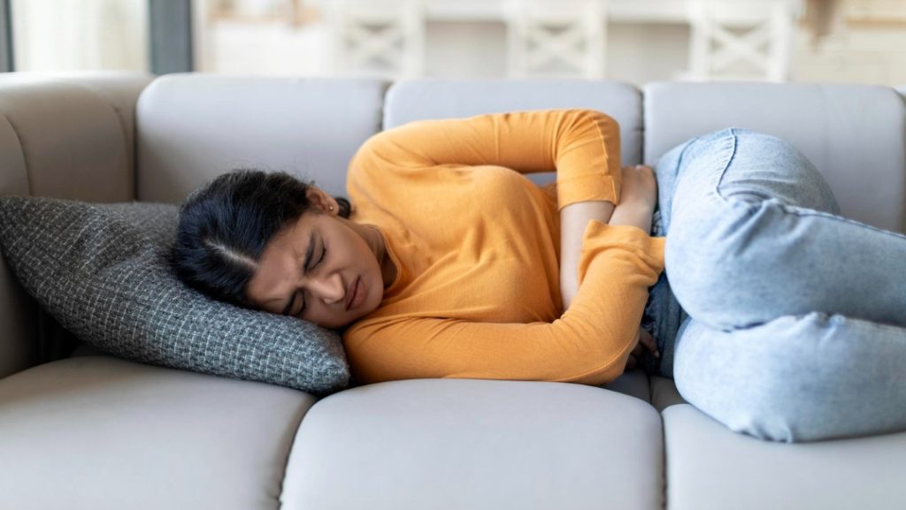 Kidney pain symptoms including fever nausea and urinary changes